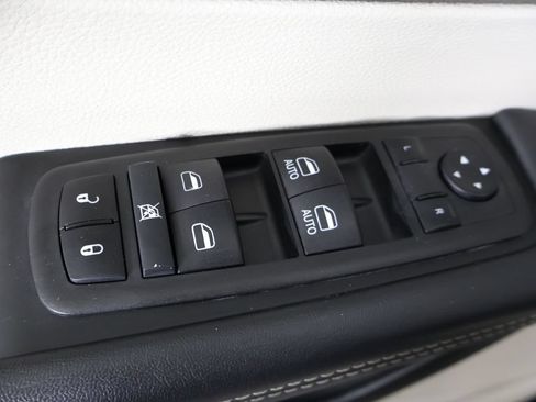Used 2024 Chrysler Pacifica Touring-L FWD image 39