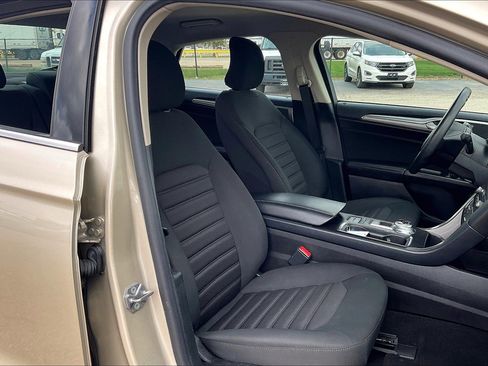 Used 2019 Ford Fusion SE image 7