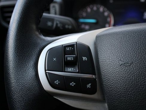 Used 2023 Ford Explorer XLT image 9