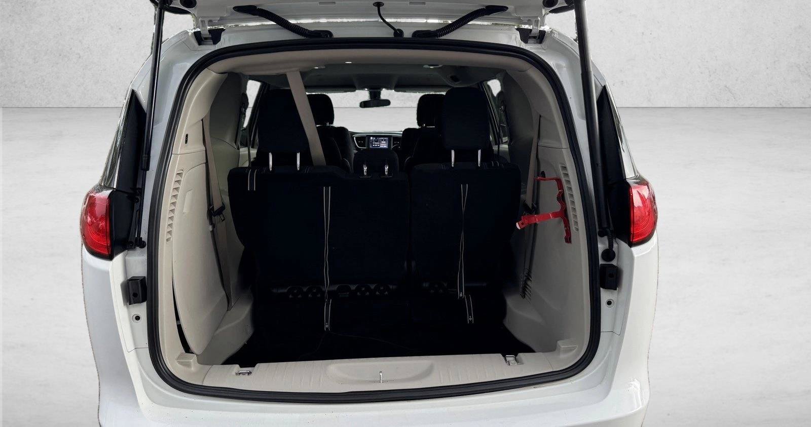 Used 2022 Chrysler Voyager LX FWD image 8