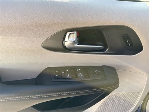 Used 2024 Chrysler Pacifica Touring-L image 23