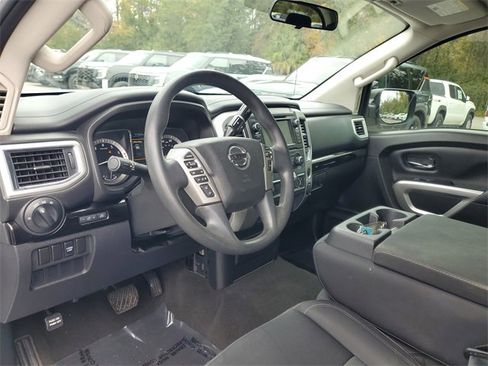 Used 2019 Nissan Titan SV image 10