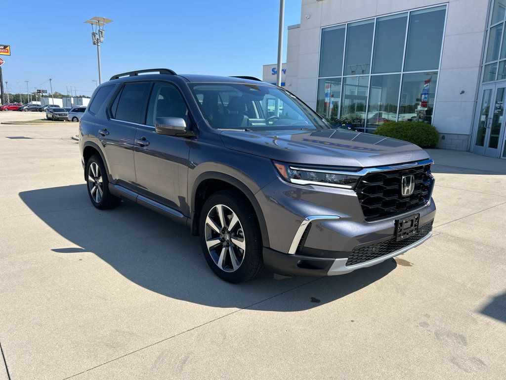Used 2025 Honda Pilot Touring image 3