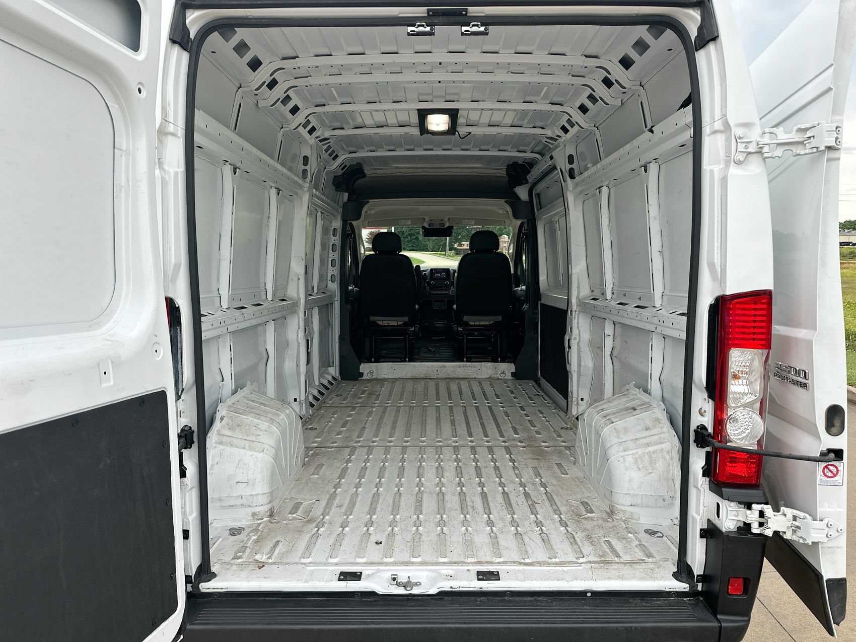 Used 2025 RAM ProMaster 2500 w/ Convenience Group FWD image 21