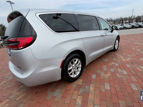 Used 2024 Chrysler Pacifica Touring-L image 9