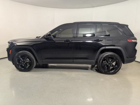 Used 2023 Jeep Grand Cherokee Altitude AWD/4WD image 4