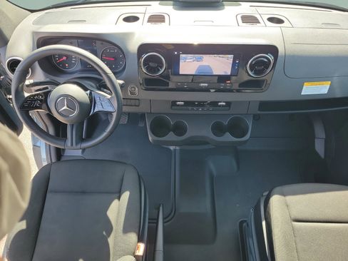 Used 2025 Mercedes-Benz Sprinter 2500 image 9
