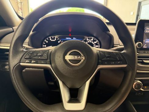 Used 2025 Nissan Altima 2.5 SV FWD image 17