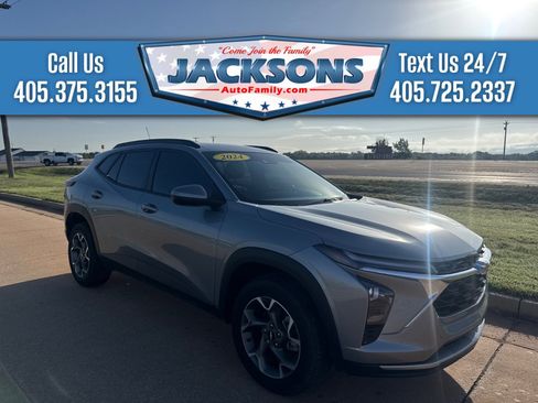 Used 2024 Chevrolet Trax LT w/ Driver Confidence Package FWD image 1