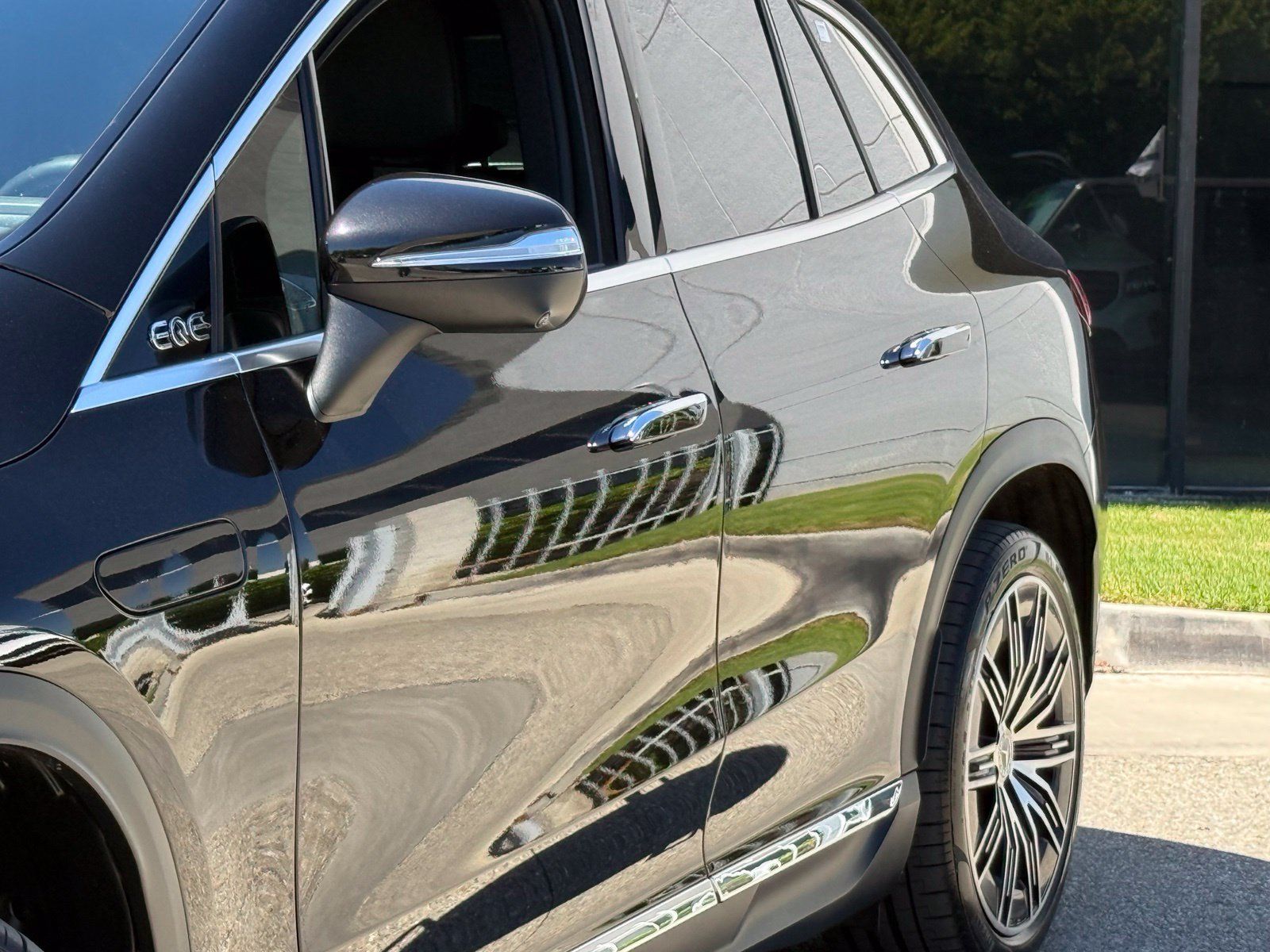Used 2023 Mercedes-Benz EQE 350+ SUV w/ AMG Line Exterior Package image 4