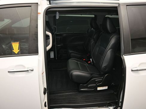 Used 2016 Toyota Sienna SE Premium w/ Protection Package FWD image 32