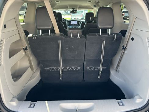 Used 2024 Chrysler Pacifica Touring-L FWD image 7