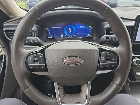 Used 2023 Ford Explorer Platinum w/ Class IV Trailer Tow Package image 12