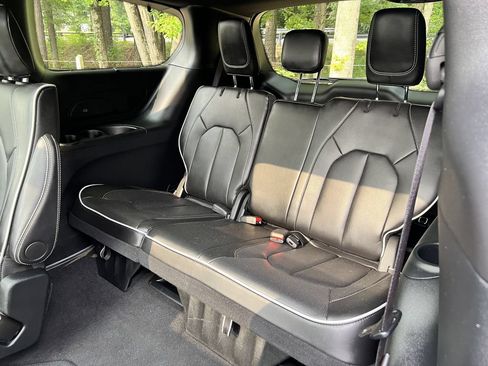 Certified 2025 Chrysler Pacifica Limited FWD image 18