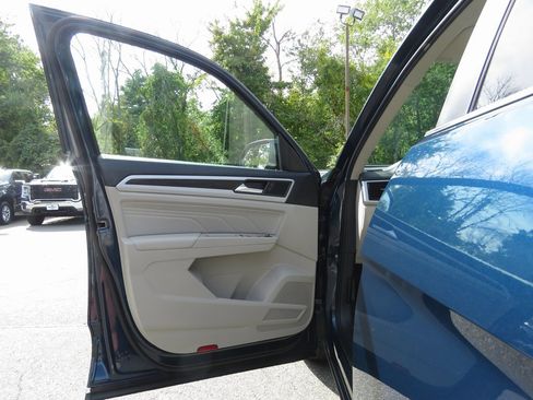 Used 2022 Volkswagen Atlas SE w/ Black Wheel Package image 10