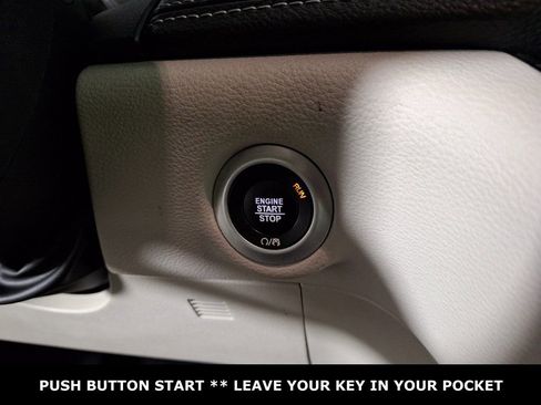 Used 2023 Chrysler Pacifica Touring-L image 16