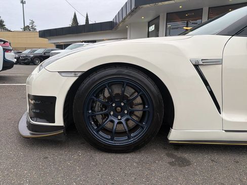 Used 2013 Nissan GT-R Premium image 2