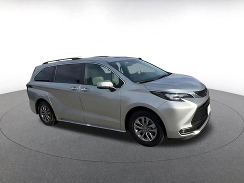 Used 2025 Toyota Sienna XLE image 2