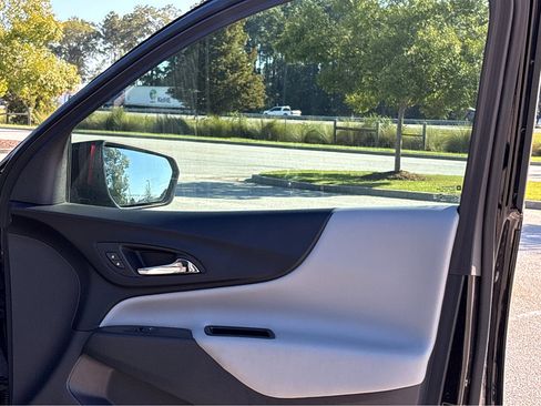 Used 2023 Chevrolet Equinox LS w/ Midnight Edition image 17