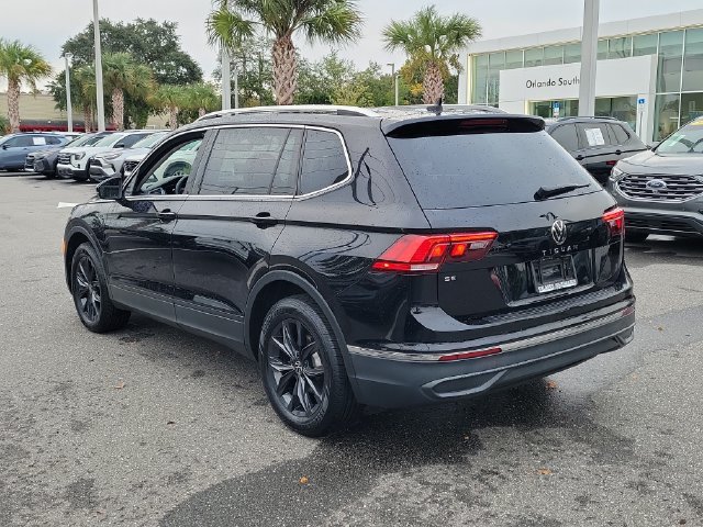 Used 2024 Volkswagen Tiguan SE w/ Panoramic Sunroof Package FWD image 3