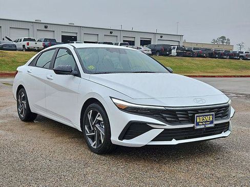 New 2025 Hyundai Elantra SEL image 3