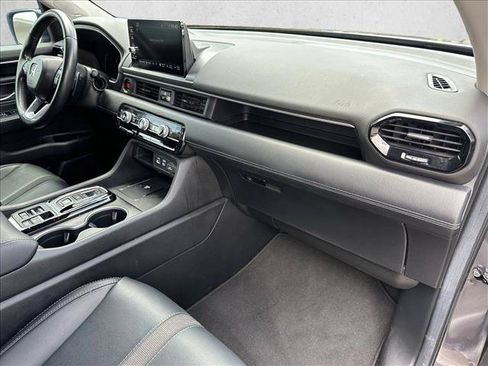Used 2024 Honda Pilot Touring image 7