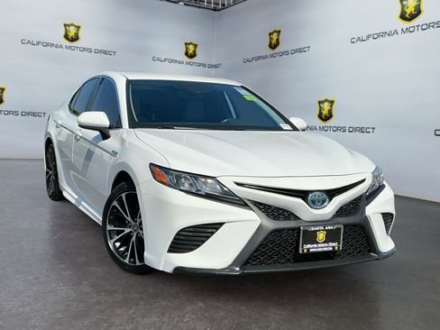 Used 2020 Toyota Camry SE FWD image 3