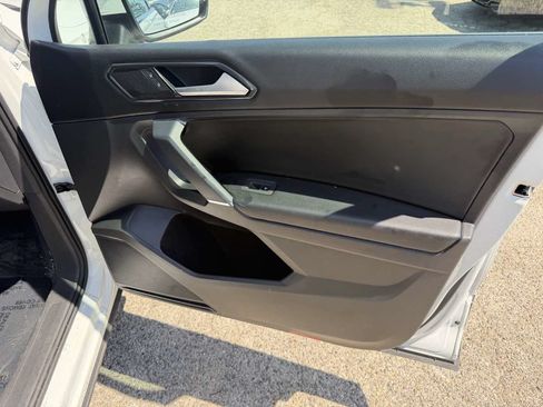 Used 2018 Volkswagen Tiguan SEL FWD image 15