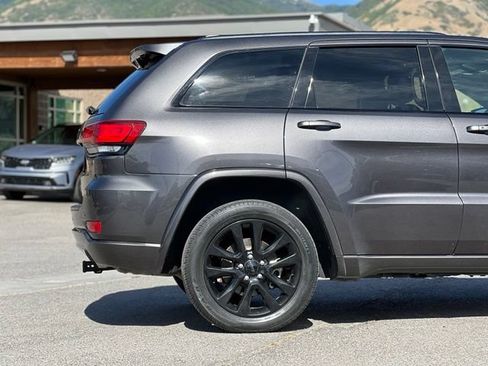 Used 2019 Jeep Grand Cherokee Altitude AWD/4WD image 9