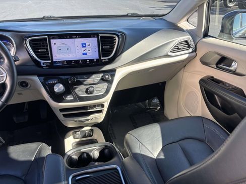 Used 2021 Chrysler Pacifica Touring-L image 32