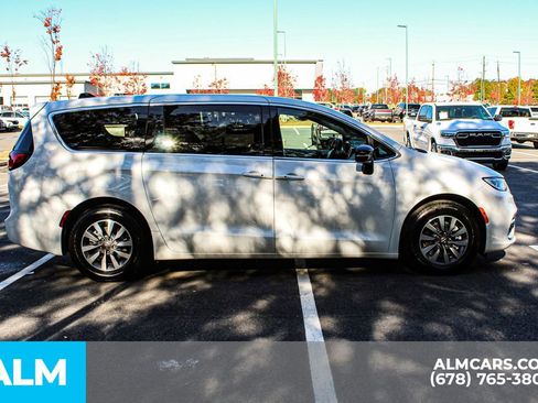 Used 2024 Chrysler Pacifica Select image 9