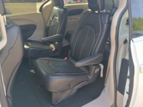 Used 2023 Chrysler Pacifica Touring-L FWD image 19