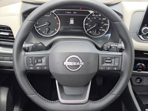 Used 2025 Nissan Rogue SV FWD image 18
