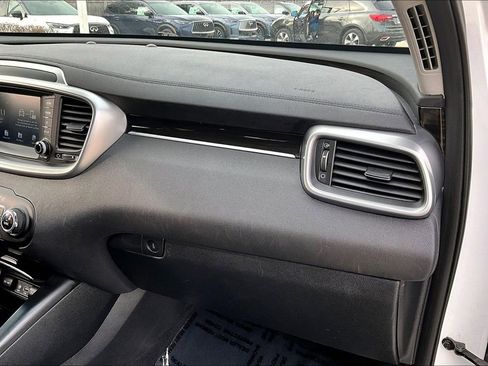 Used 2019 Kia Sorento LX image 26