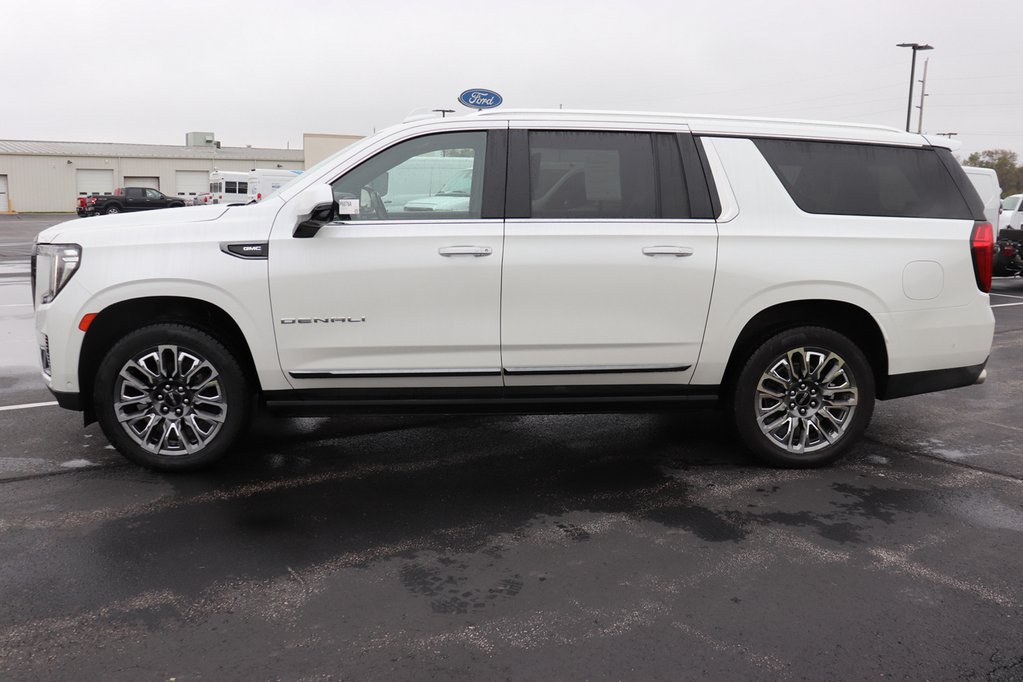 Used 2023 GMC Yukon XL Denali Ultimate AWD/4WD image 7