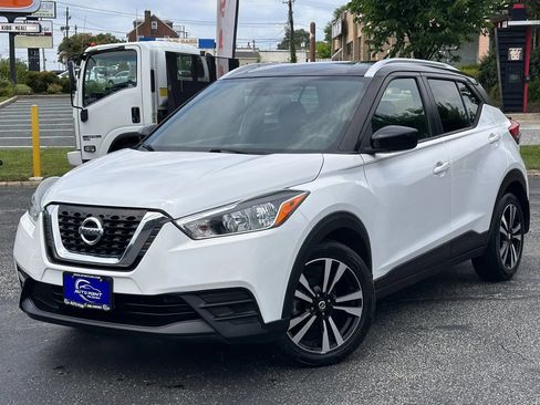 Used 2018 Nissan Kicks SV FWD image 1