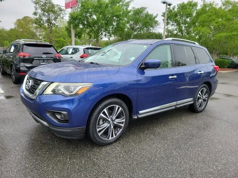 Used 2020 Nissan Pathfinder Platinum image 2