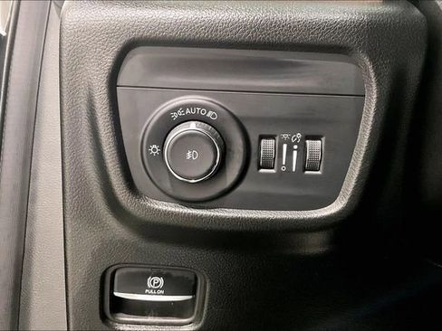 Used 2023 Jeep Grand Cherokee Limited w/ Luxury Tech Group II image 16