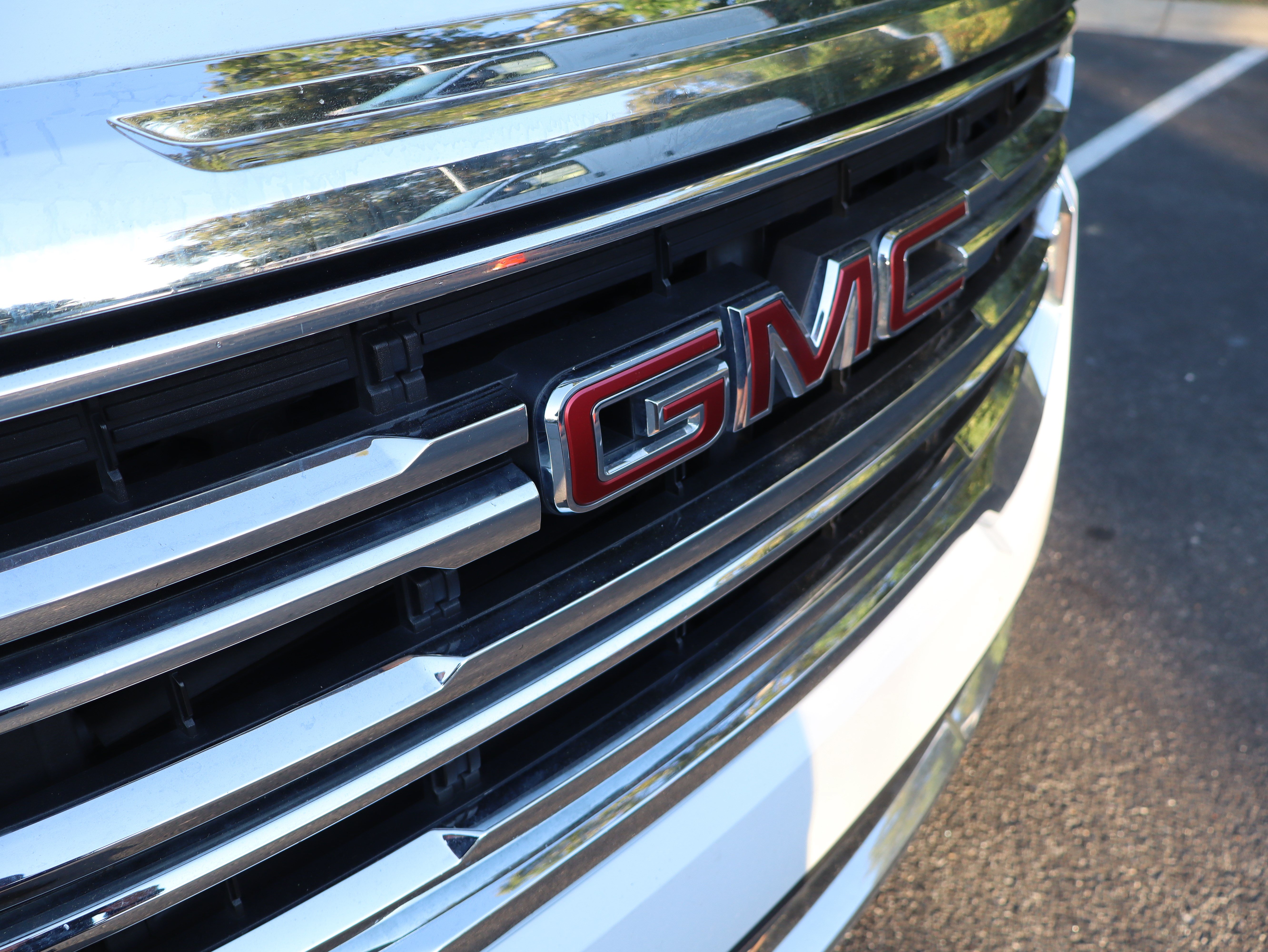 Used 2023 GMC Acadia SLE w/ Driver Convenience Package FWD image 12