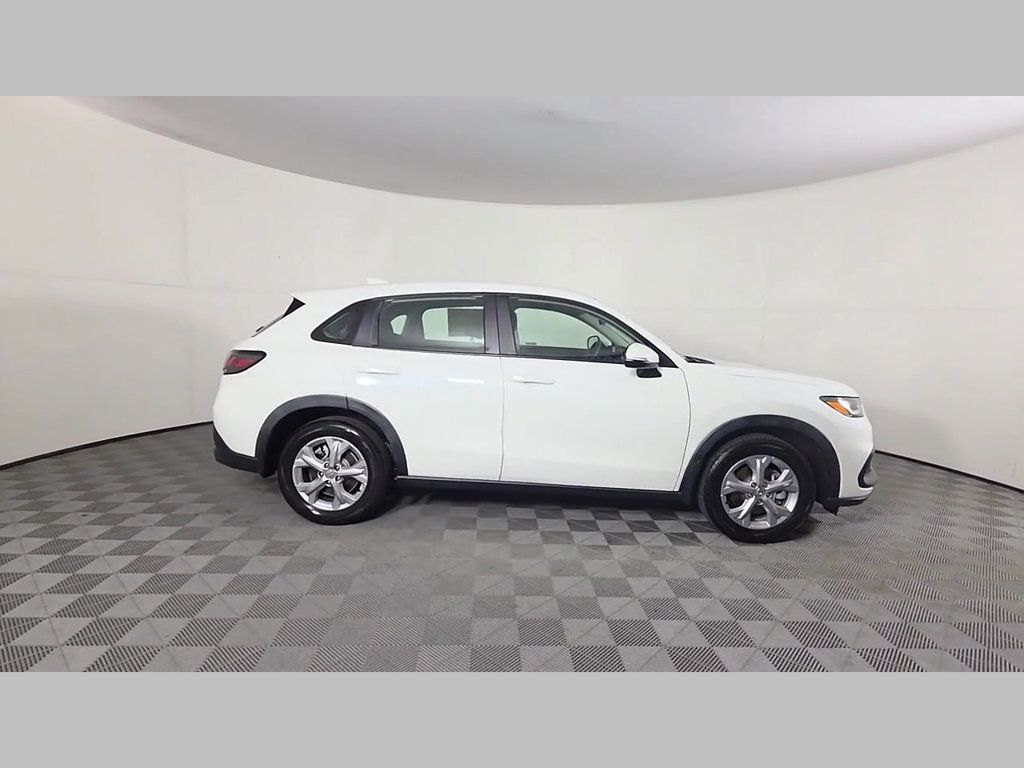 Used 2023 Honda HR-V LX image 2