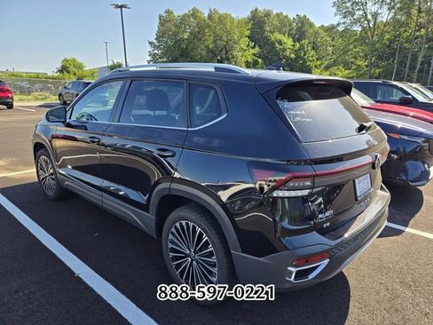 Used 2025 Volkswagen Taos SE FWD image 5