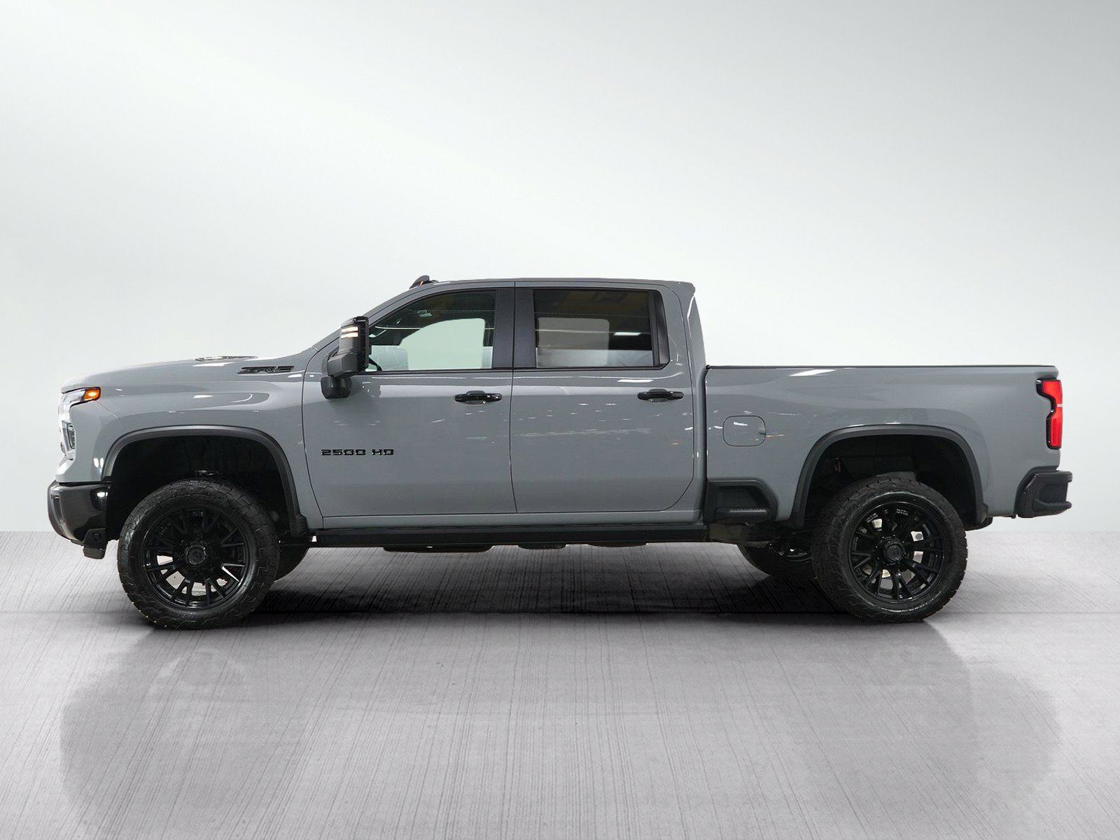 Used 2025 Chevrolet Silverado 2500 ZR2 w/ Technology Package AWD/4WD image 2