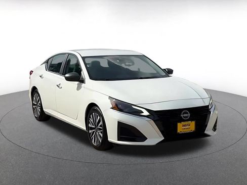 Used 2025 Nissan Altima 2.5 SV FWD image 3