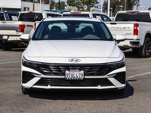 Used 2025 Hyundai Elantra SEL image 2