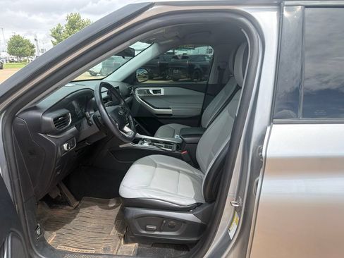 Used 2021 Ford Explorer XLT w/ Equipment Group 202A RWD image 6