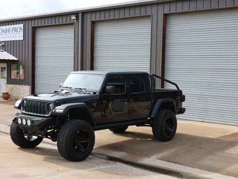 Used 2024 Jeep Gladiator Rubicon w/ Technology Group AWD/4WD image 14