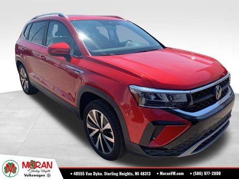 Used 2023 Volkswagen Taos SE w/ Panoramic Sunroof Package AWD/4WD image 2