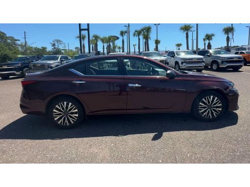 Used 2024 Nissan Altima 2.5 SV FWD image 9