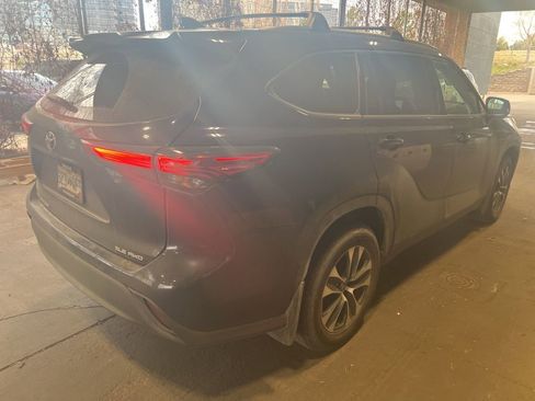 Used 2020 Toyota Highlander XLE image 3