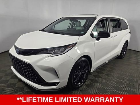 Used 2025 Toyota Sienna XSE FWD image 3